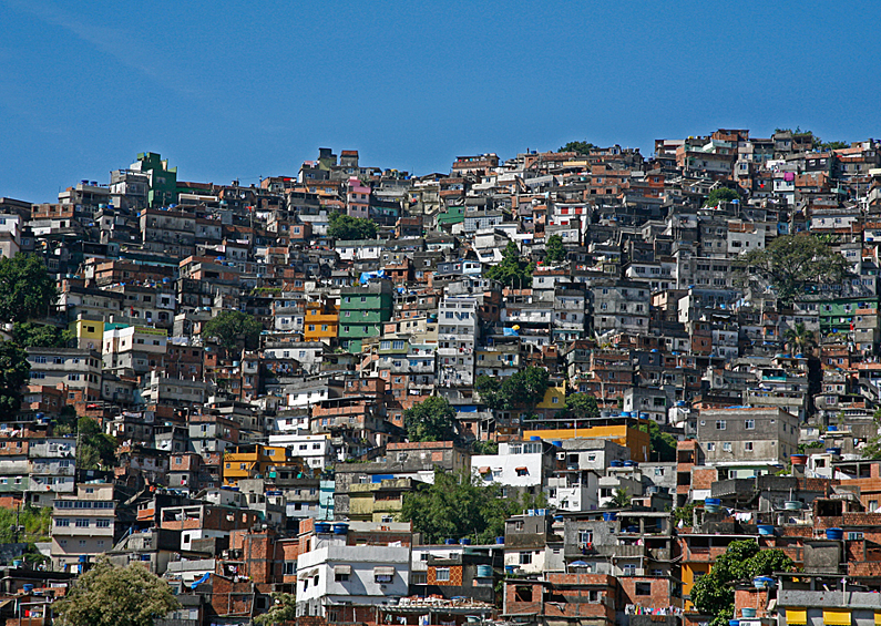 Знаменитые фавелы в Бразилии. А жилье для богатых выглядит снаружи так же, как и внутри.