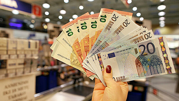 Официальный курс евро вырос до 76,06 рубля