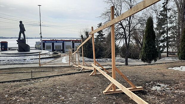 Реконструкция набережной Саратова. Забор протянули до памятника Гагарину