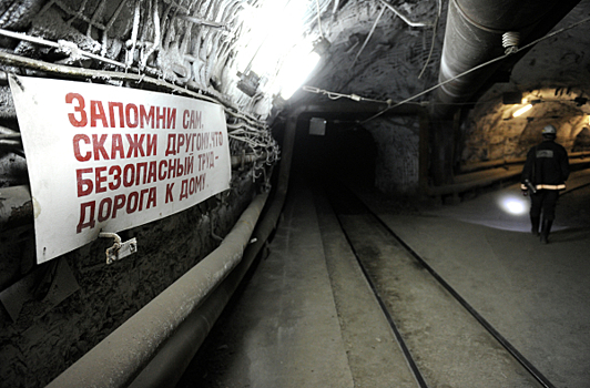 Рабочий погиб под завалами в шахте в Свердловской области