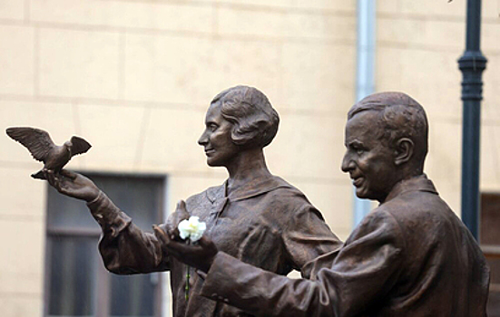 В центре Москвы открыли памятник Александру Таирову и Алисе Коонен