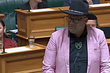 Депутат разозлился и исполнил ритуальный танец в парламенте
