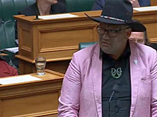 Депутат разозлился и исполнил ритуальный танец в парламенте