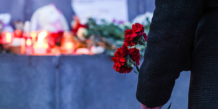 Свечи зажгли на главной площади Нальчика в память о погибших в Подмосковье