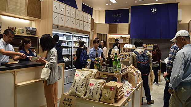 В Японии иностранных туристов попросили не есть на ходу