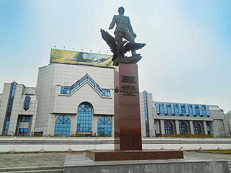 В Новосибирске переносят памятник Покрышкину — на его месте будет ТЦ