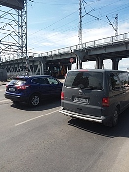 В Калининграде под двухъярусным мостом застрял экскаватор, собирается пробка