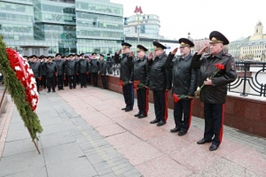 В Москве на Трубной площади делегация МВД России почтила память коллег, погибших при выполнении служебных обязанностей