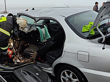 Спасателям пришлось доставать омича из искореженного авто после тройного ДТП