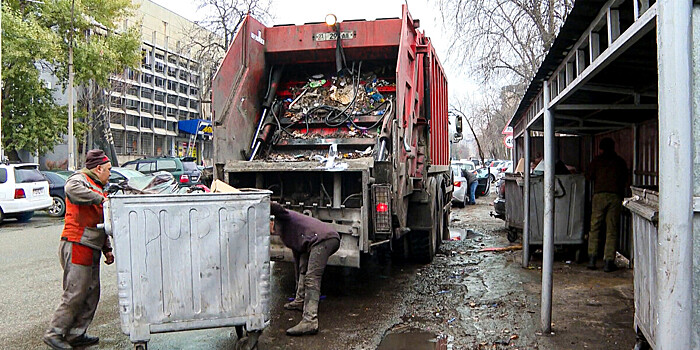 Ночной патруль: в Бишкеке выявляют нарушителей, незаконно выбрасывающих мусор