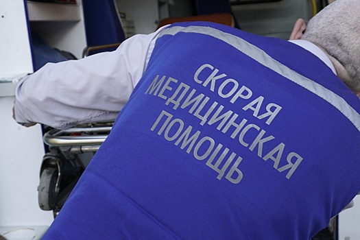 Тюменка вышла с работы на улицу, упала и умерла