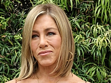 В Сети высмеяли содержимое сумки Дженнифер Энистон