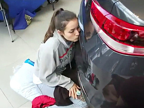 Девушка 50 часов целовалась с автомобилем