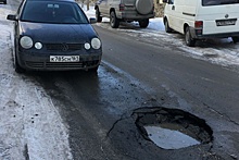 В Ростове под колесами машины провалился асфальт