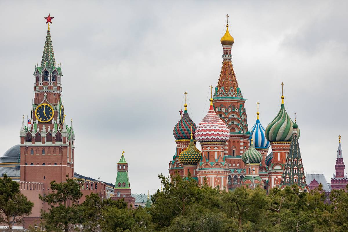 В РПЦ прокомментировали изображение храма Василия Блаженного с полумесяцами вместо крестов