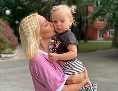 «Сама взяла и поливает»: Кудрявцева подловила дочку в саду в пудровых брюках и розовой футболке