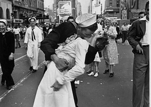 Кто сделал известную фотографию с поцелуем моряка