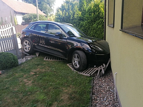 Бабушка за рулем Porsche перепутала газ с тормозом и задавила внучку