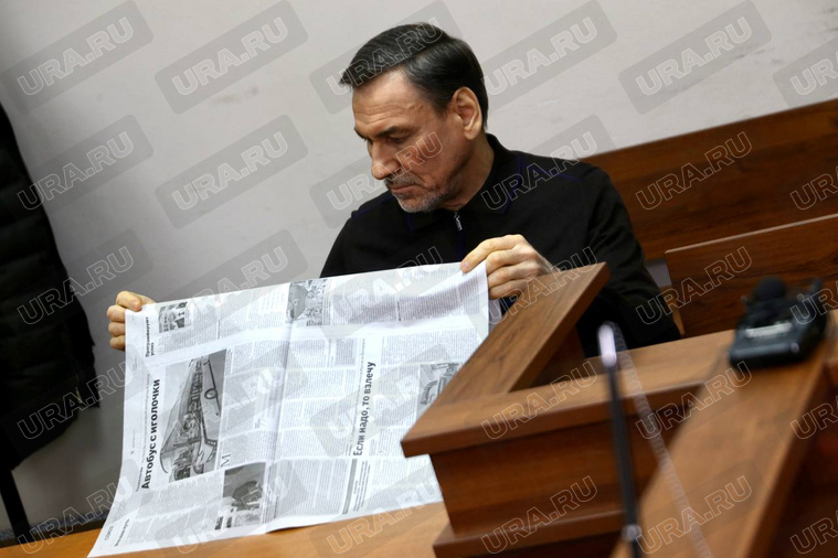 Экс-директор завода «Исеть» читал газету в суде, пока ему предъявляли обвинение