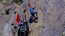 Россиянин, прикованный к инвалидному креслу, покоряет горные вершины и океаны