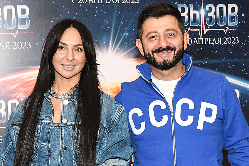 В конце апреля, после 18 лет супружеской жизни, распался брак юмориста Михаила Галустяна и Виктории Штефанец. В сети ходили слухи об измене артиста, которые не подтвердились. 