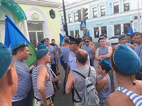 Полиция безуспешно пыталась блокировать марш десантников в Казани