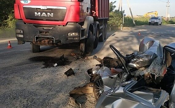 В Адыгее в столкновении с грузовозом пострадали женщина и ребёнок