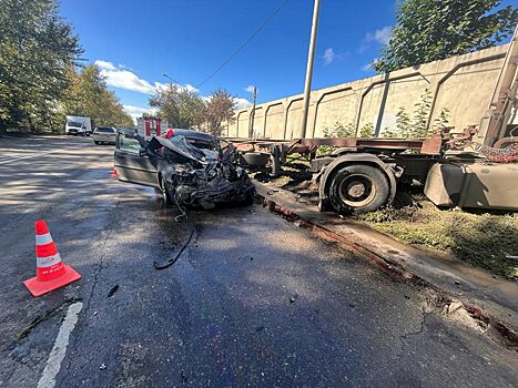Мужчина и женщина погибли в страшном ДТП с грузовиком в Красноярске