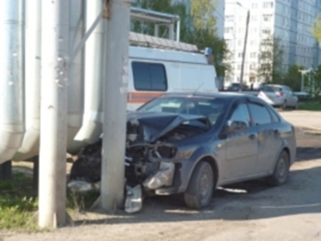 Шестилетняя девочка госпитализирована после наезда «Шевроле» на трубы теплотрассы (ФОТО)