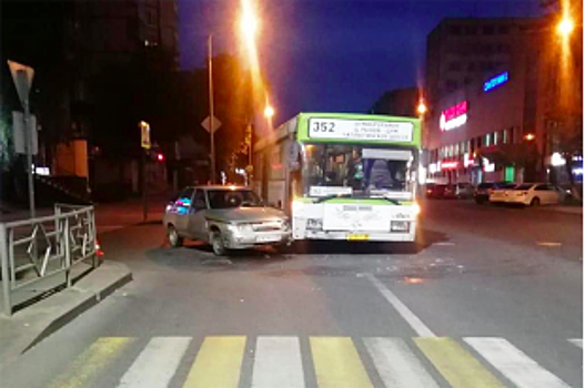 В Липецке легковушка въехала в автобус с пассажирами