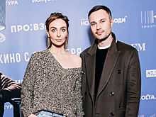 Варнава пришла на кинопремьеру в свитере на одно плечо, а Безрукова — в дениме