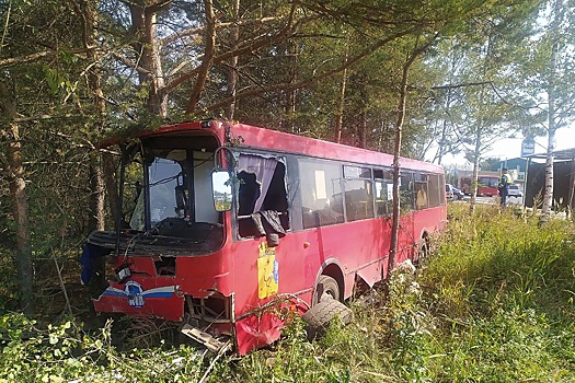 В Кирове рейсовый автобус наехал на 10 припаркованных машин