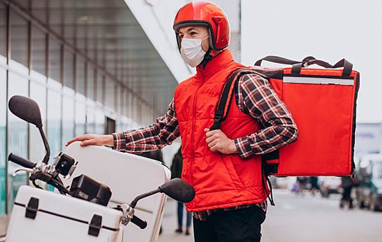Курьеров в Новосибирске заставят сдавать экзамен на вождение мопедов