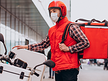 Курьеров в Новосибирске заставят сдавать экзамен на вождение мопедов