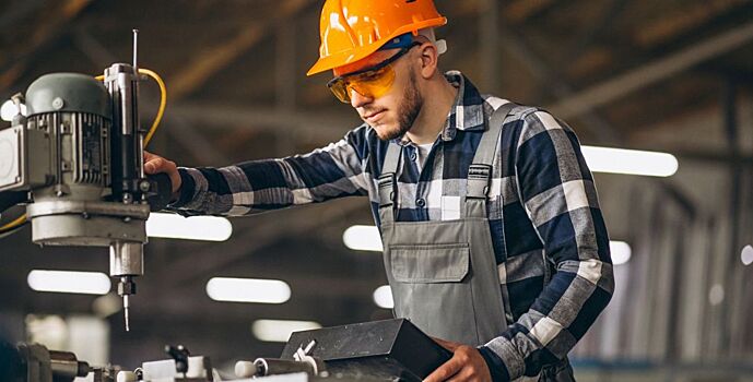 Самыми дефицитными специалистами в Ростовской области стали дворники, токари и маляры