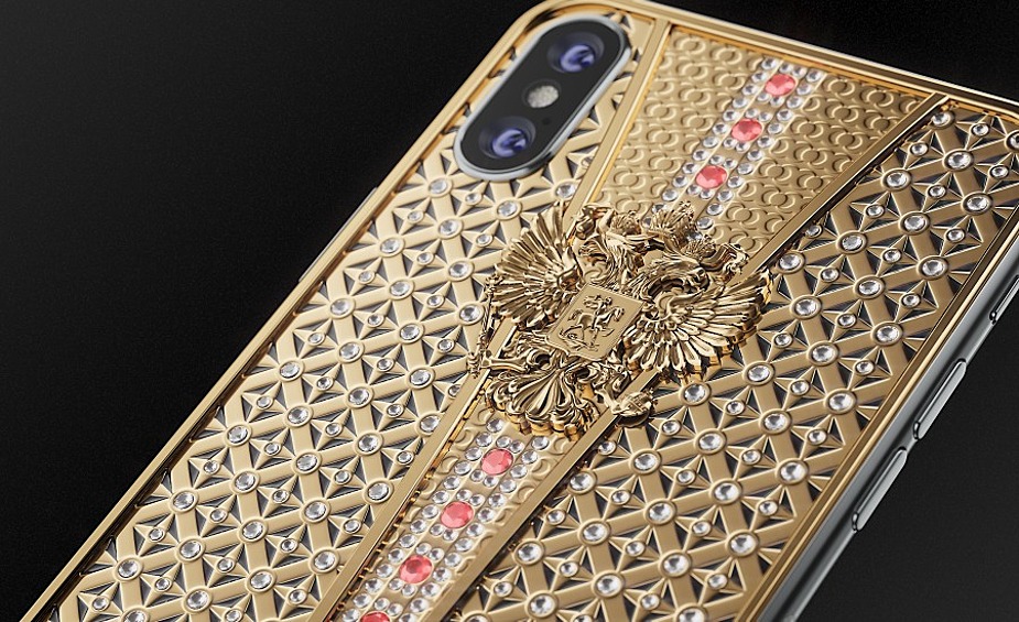 Caviar iPhone X Russia Императорская Корона использует в отделке 344 якутских бриллианта и 13 рубинов, декоративную сетку из золота, золотую табличку с надписью «Россия» и золотого же двуглавого орла 