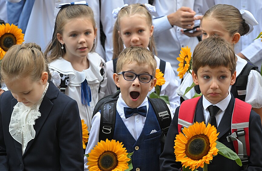 Первоклассники во время торжественной линейки, посвященной началу учебного года, в школе №56 имени академика В. А. Легасова в Москве