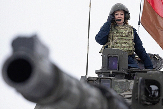 Министр иностранных дел Великобритании прокатилась на танке в Эстонии