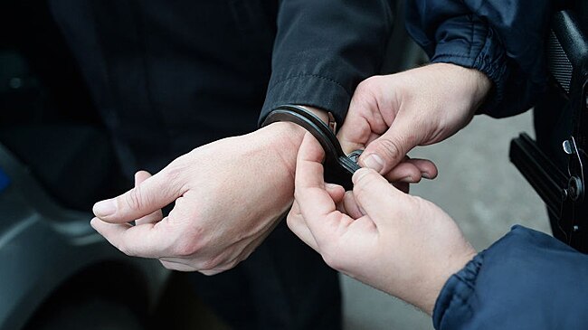 Мужчина в трусах и с топором вломился в магазин в Подмосковье