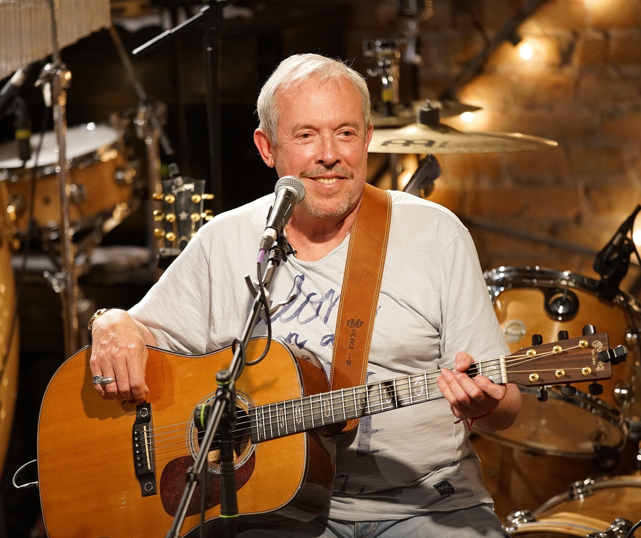 От силы стоит 2 тысячи: Юрий Лоза высмеял продавцов чехла от гитары Андрея Макаревича*