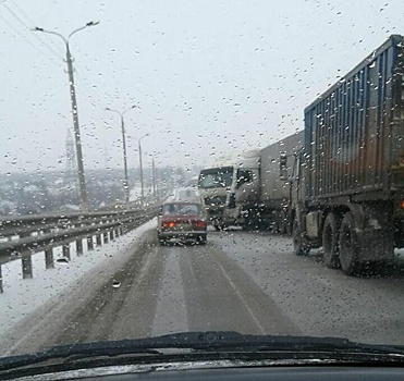 На Третьей Продольной Волгограда заскользившая фура перекрыла дорогу