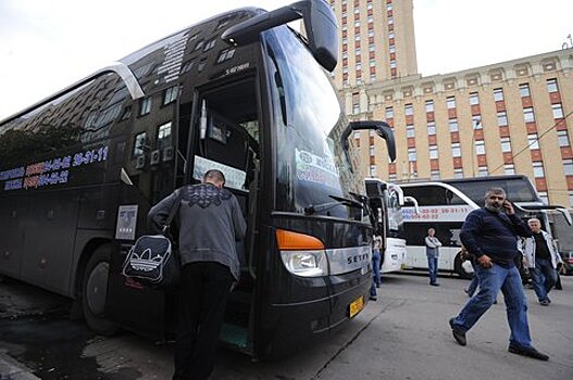 Автобус врезался в фонарный столб на севере Москвы