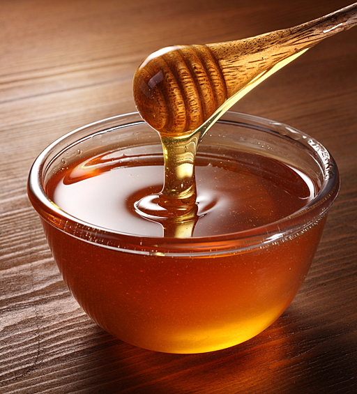 Пчелы производят мед с содержанием ядовитого токсина – алколоидом пирролизидина. Чтобы его нейтрализовать, мед подвергают процессу пастеризации. Всего одна чайная ложка не пастеризованного меда может вызвать головную боль и рвоту на целые сутки. В больших количествах такой мед приведет к смерти.