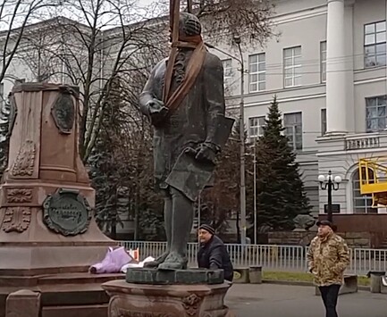 Памятник Ломоносову демонтировали в Днепре