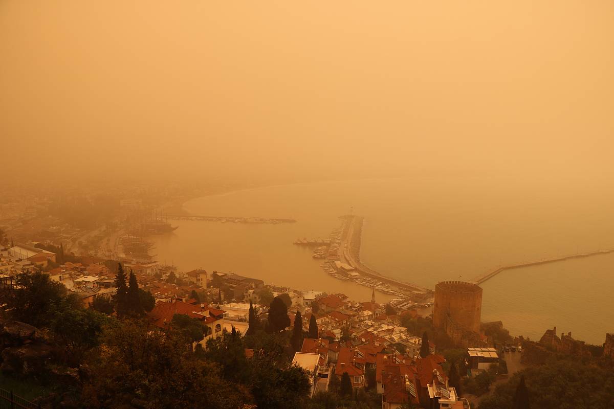 Анталия становится оранжевой