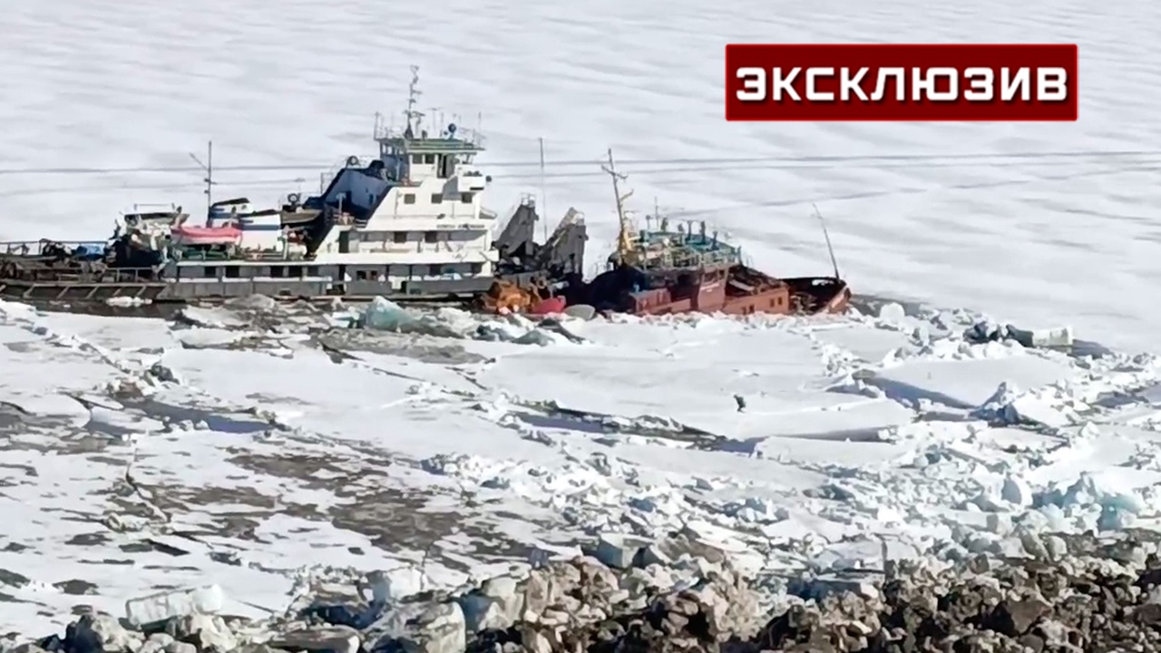 Тонущие из-за ледохода в Якутии суда показали на видео