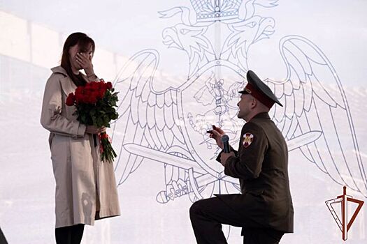 На фестивале оркестров в Челябинске росгвардеец предложил возлюбленной руку и сердце