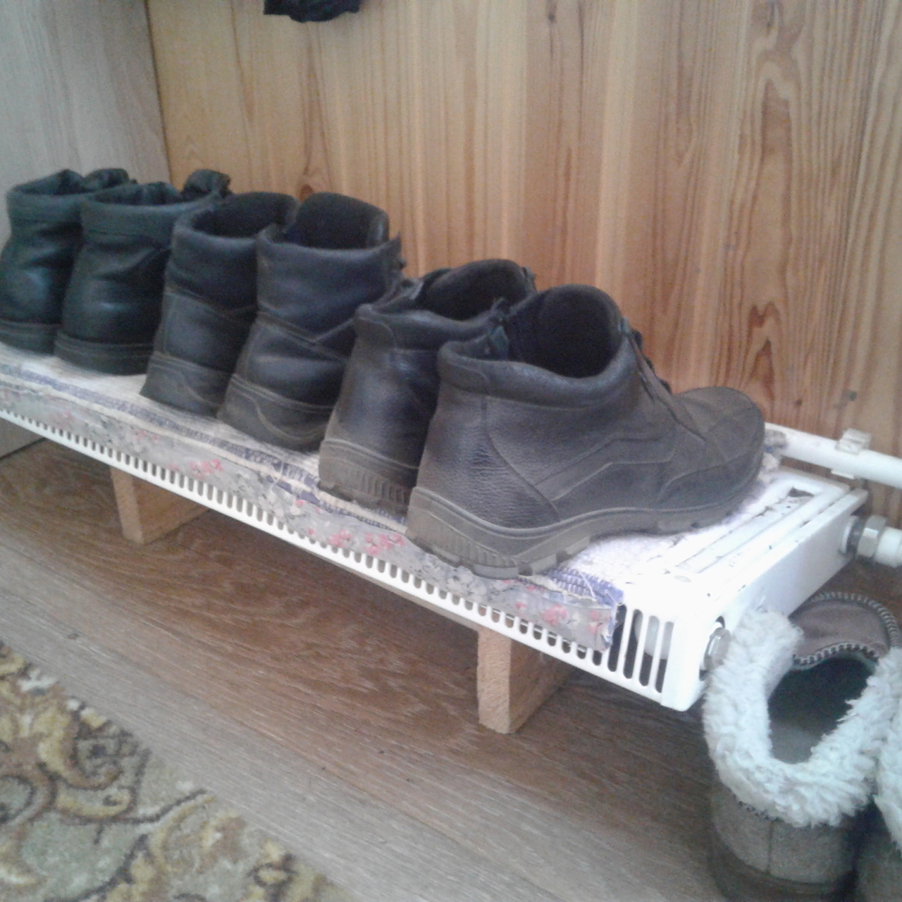 Сушилка для обуви из полипропилена. Сушилка для белья mpd2423x1. Приспособления для хранения сапог. Полка для обуви на батарею. Полка для сушки обуви из полипропилена.