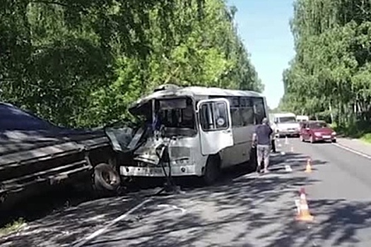 В российском регионе в ДТП с рейсовым автобусом и фурой пострадали семь человек
