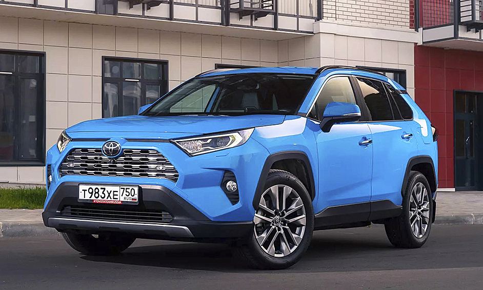 8 место: Toyota RAV4. Toyota свернула производство RAV4 в Санкт-Петербурге в марте прошлого года, а в сентябре объявила о закрытии российского завода. За прошлый год, по версии «Автостата», компании удалось реализовать 10 001 экземпляр RAV4 — падение относительно 2021 года составило 73,6 процента. По официальным данным, модель завершила прошлый год с результатом 8005 проданных штук